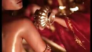 Sophie Sativas කන්‍යාව ඇගේ පියා මතින් ගමන් කරයි